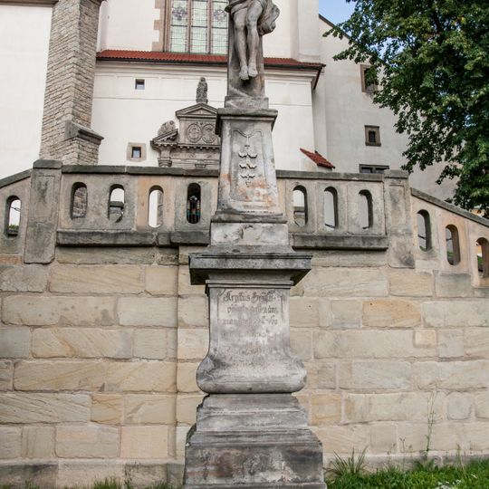 Kříž před kostelem Povýšení svatého Kříže