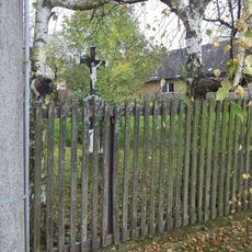 Kříž v Psárově v zahradě u kape