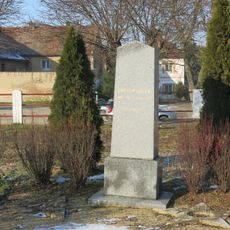 Pomník obětem válek na náměstí ve Zlonicích