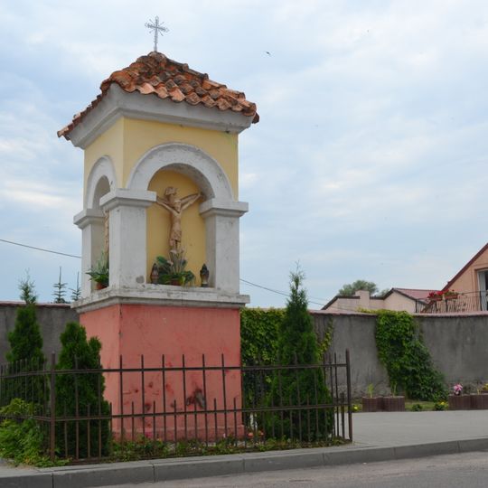 Kapliczka przydrożna z 3 krucyfiksami w Barczewie