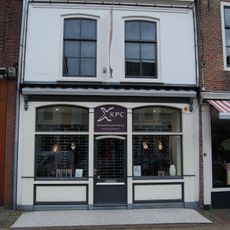 Huis met gepleisterde lijstgevel