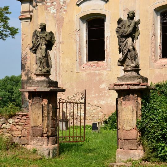 Sochy andělů před kostelem v Siřemi