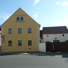 Wohnstallhaus (nur vorderer Teil) und Scheune Bahnhofstraße 1