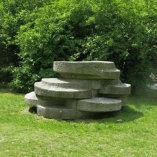 Kamenná plastika ve Vysoké ulici v Jabloneckých Pasekách