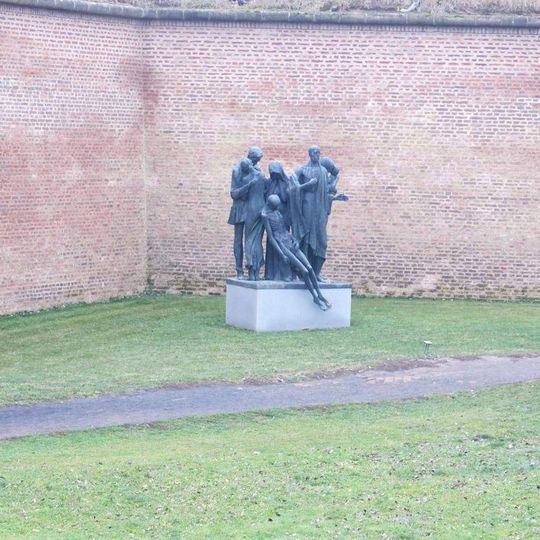 Sousoší na cestě k popravišti v Malé pevnosti Terezín