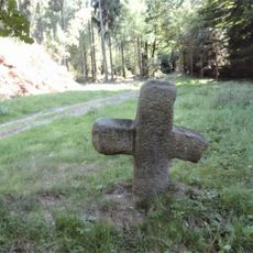 Smírčí kříž u lesní cesty od silnice 37 severně od Kocbeří