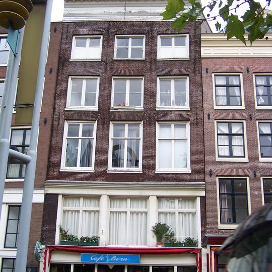 Pand met gevel onder rechte lijst