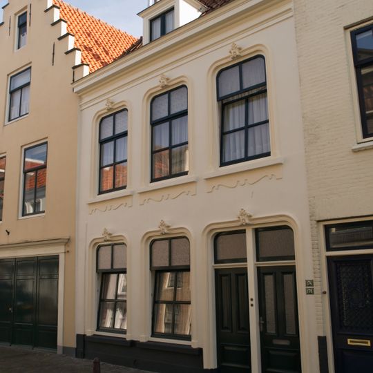 Huis gepleisterde lijstgevel. Vensters met afgeronde hoeken. Dakkapel. Dubbele voordeur