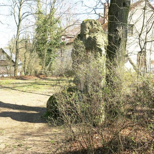 Kamenná plastika muže poblíž Bredovského zámečku ve Lvové