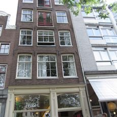 Pand met gevel onder rechte lijst en houten topje