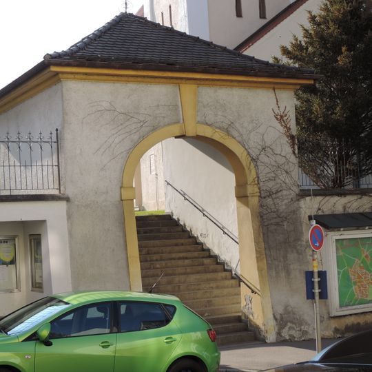 Torhaus mit Treppenaufgang