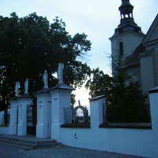 Ogrodzenie z dwiema bramami i trzema kaplicami procesyjnymi