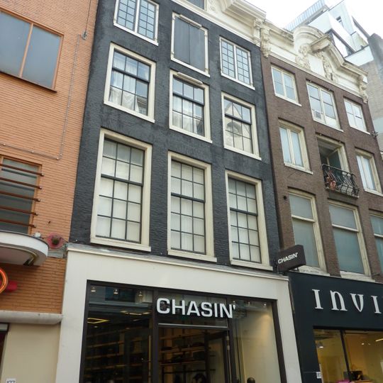 Pand met gevel onder gesneden verhoogde lijst