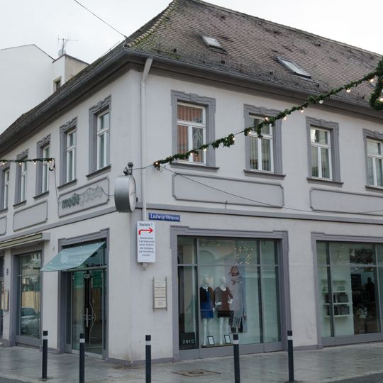 Wohn- und Geschäftshaus