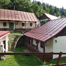 Do Paparátov, dom s maštaľou