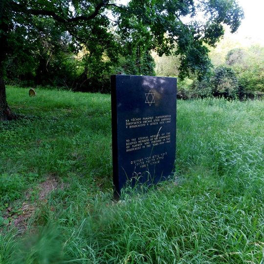 Pomník obětem holocaustu ve Slavkově u Brna