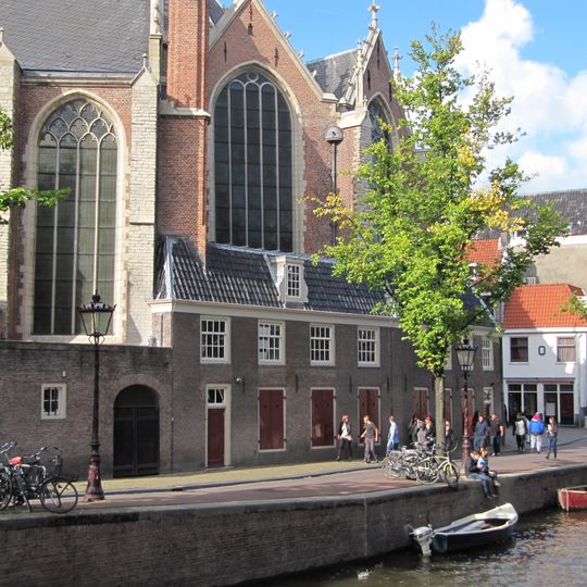 Tegen de oude kerk aangebouwd dwarshuis