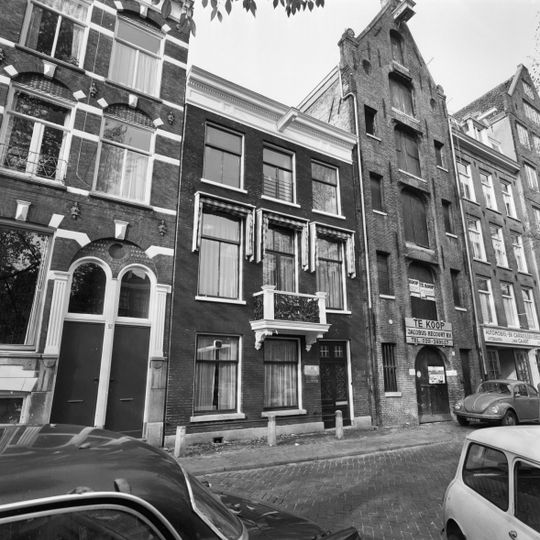 Pand met gevel onder rechte lijst