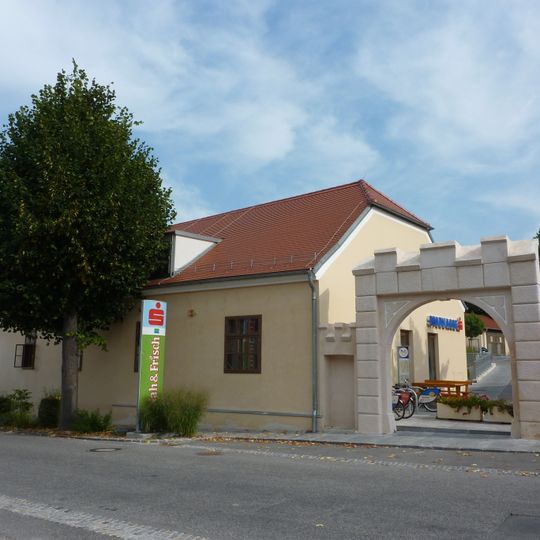 Außenerscheinung und Keller des Gemeindesaales