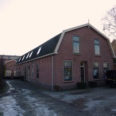 Bollenschuur met twee woonhuizen