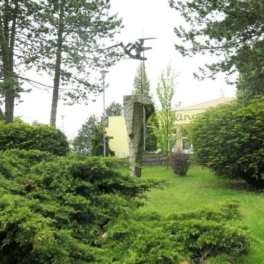 Plastika z kamene a kovu u kina Vysočina v Žďáru nad Sázavou