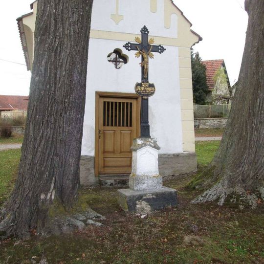 Kříž u kaple ve Vysoké Lhotě