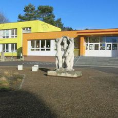 Socha Zlatá brána u školy Na Podlesí v Kadani