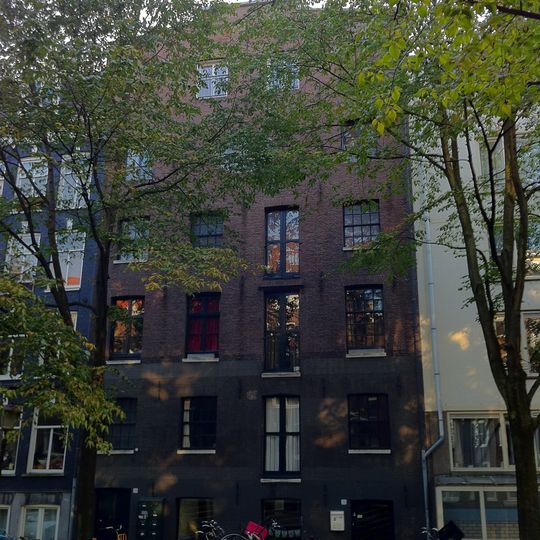 Pakhuis met vijf verdiepingen onder zadeldak