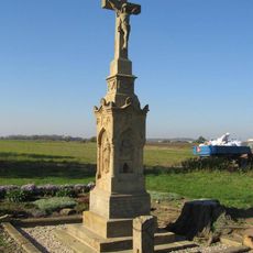 Boží muka západně od Ovčár při silnici na Mělník