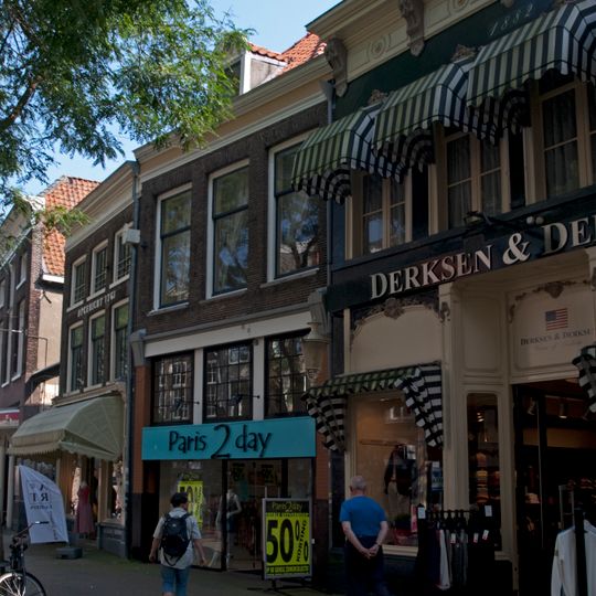 Pand met rechte lijstgevel en jongere onderpui