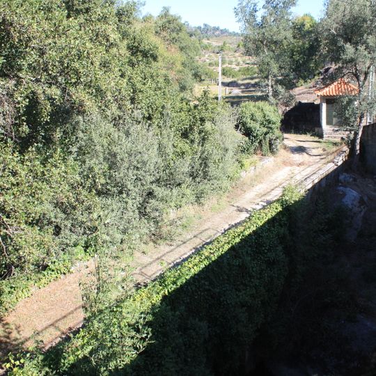 Conjunto formado pela ponte e alminhas, em Vale de Casas