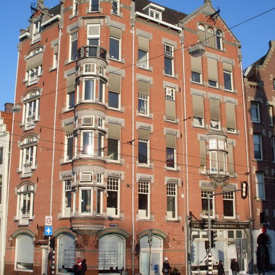 Hoek met etagewoningen, winkel, kantoor en magazijnruimte