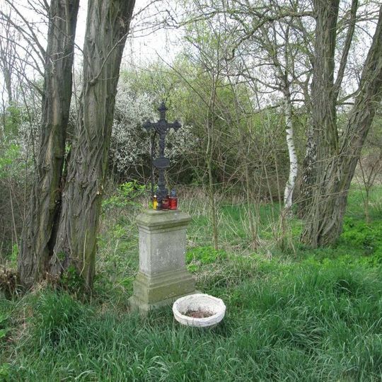 Kříž jihovýchodně od Výrova