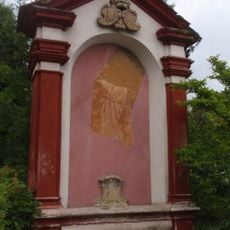 Kaplička vlevo u vjezdu do ulice Lípy v Kosmonosech