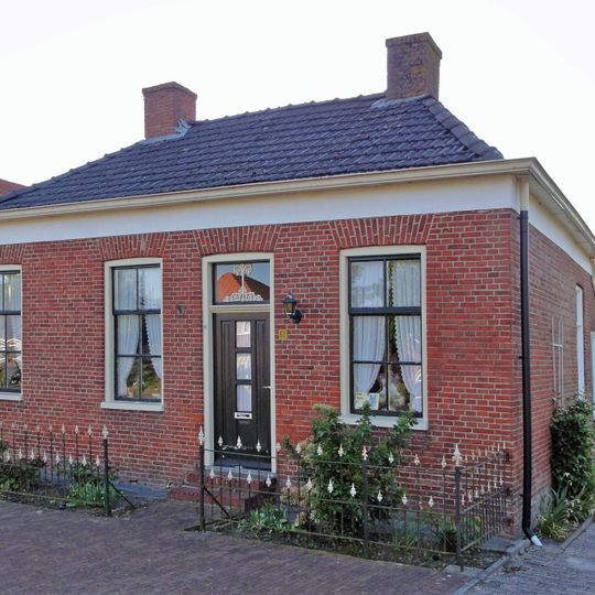 Dwarshuisboerderij onder schilddak met hoekschoorstenen