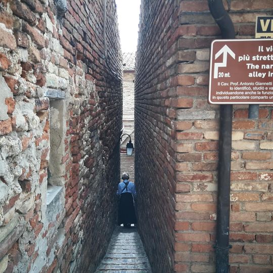The narrowest alley in italy