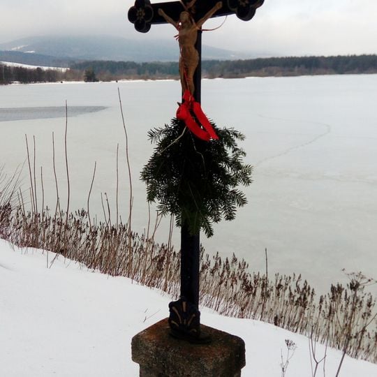 Olšina pond wayside cross