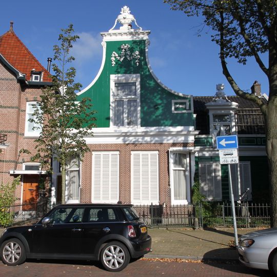 Gedeeltelijk houten huis in L-vorm