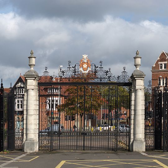 Lodges And Gates North East Of War Memorial