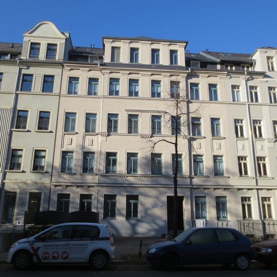 Mietshaus in geschlossener Bebauung mit Vorgarten Zeißstraße 19