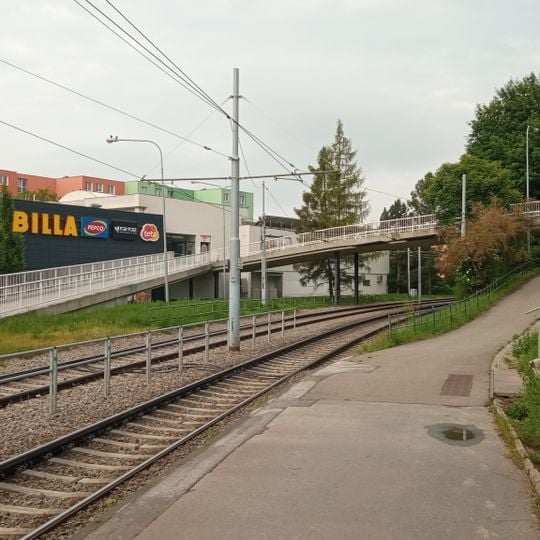 Lávka přes tramvajovou trať u zastávky Švermova