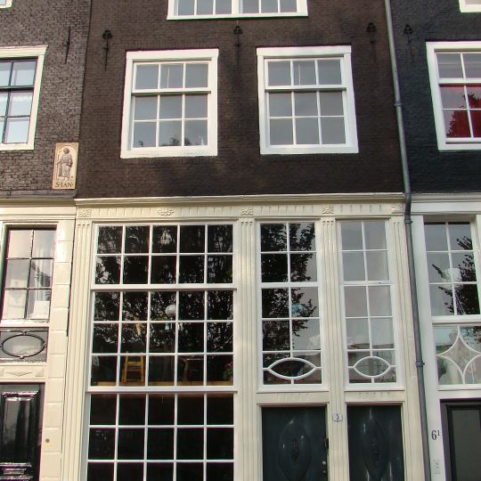 Huis waarboven gevel onder klokvormige rollagen top