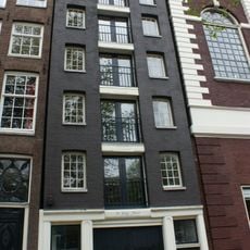 Pakhuis met gevel onder rechte lijst