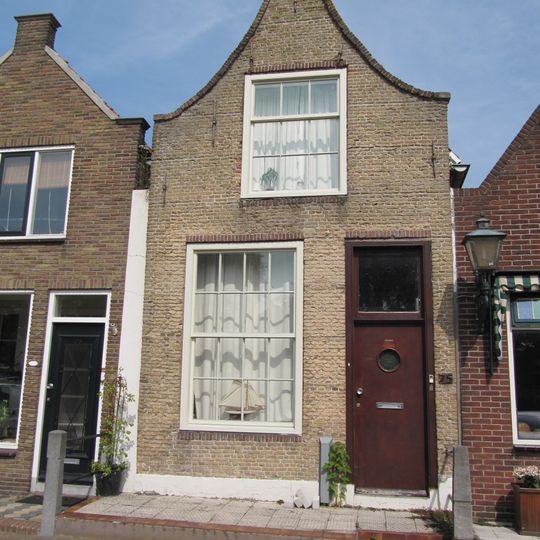 Huis met gepleisterde tuitgevel