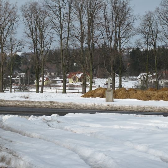 Kříž na místě zrušeného hřbitova v Těptíně