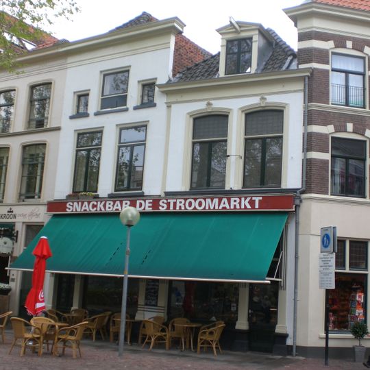 Huis met gepleisterde lijstgevel