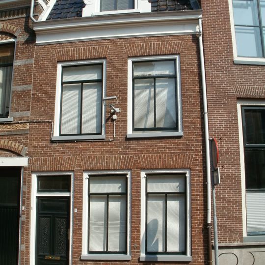 Eenvoudig pandje met verdieping en rechte kroonlijst waarboven dakkapel met houten klauwstukken