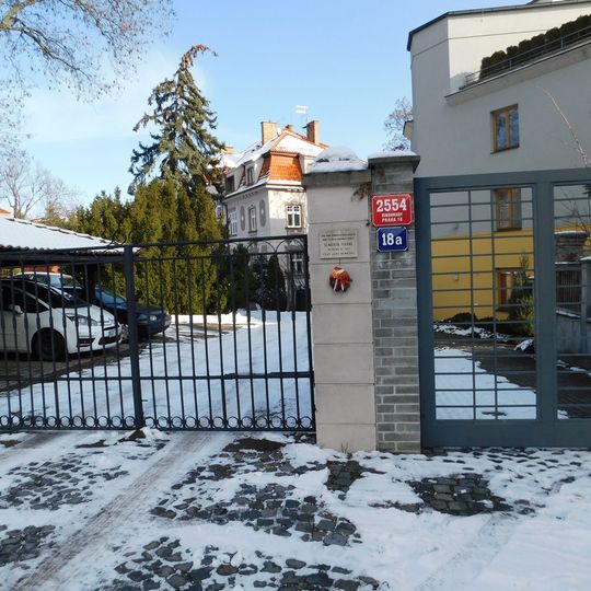 Pamětní deska Vladimíra Markla v ulici Na Zájezdu v Praze