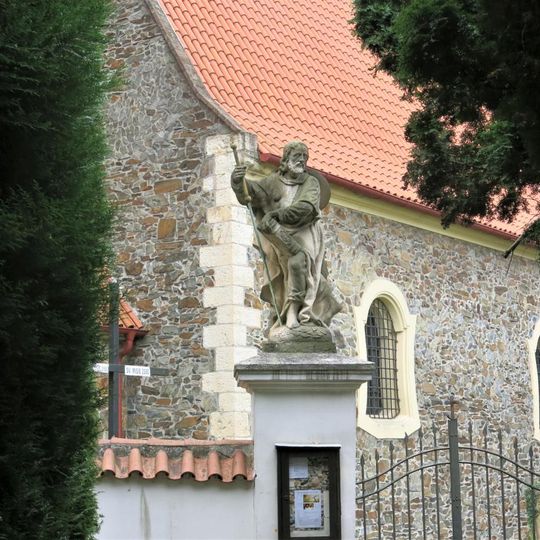 Socha svatého Jakuba Většího u brány k areálu kostela v Petrovicích