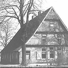 Driehoekige houten schuur